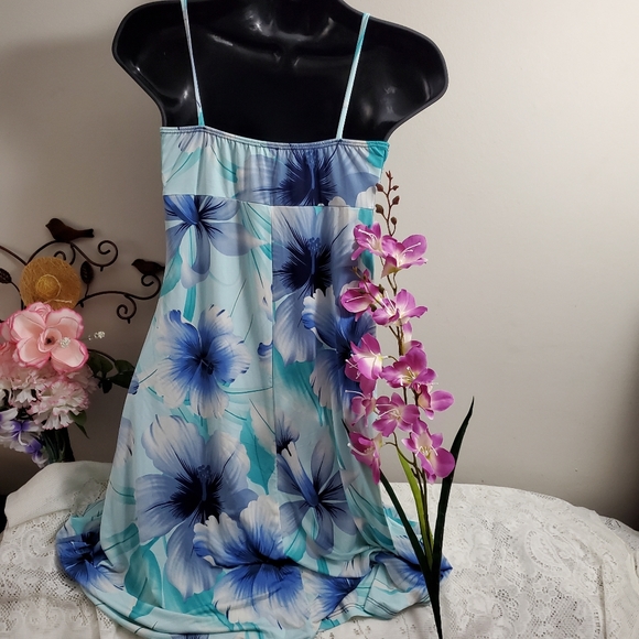 💥Host Pick💥 Blue Floral Summer Dress - Picture 4 of 6
